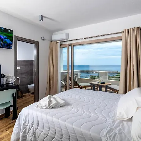Konukevi Blue Bay 4*